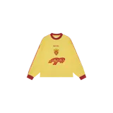 Remera de manga larga de Eme Studios de corte oversize, color amarillo con detalles en rojo en el cuello redondo, los puños y las franjas laterales de las mangas. Presenta estampados y un escudo deportivo en el frente.