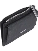 Tarjetero tipo billetera plegable de color negro, con textura grabada en patrón diagonal. Presenta un bolsillo superior con cierre de cremallera metálico y una solapa frontal con el logo metálico de Calvin Klein.