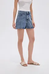 Short de denim azul con acabado acid wash y apliques de strass. Presenta tiro alto, diseño relaxed y bolsillos clásicos.