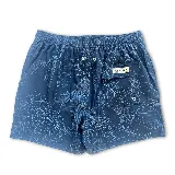 Short de baño negro con estampado botánico de hojas en líneas finas blancas. Cuenta con cintura elástica con cordón ajustable, dos bolsillos laterales y uno trasero.