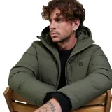 Campera parka Maui and Sons modelo North Bay, color verde militar. Diseño acolchado con capucha incorporada, cierre frontal completo y bolsillos laterales con cierre. Confeccionada en tejido resistente al agua.