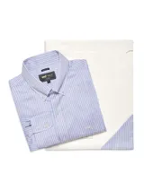 Camisa de manga larga de la marca RKF, con diseño a rayas en tonos azul, rosado y blanco. Cuenta con cuello americano abotonado, cierre frontal con botones, bolsillo en el pecho con logo bordado y calce regular.