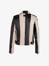 Chaqueta de cuero con diseño a rayas verticales en color negro y beige, con cierre cruzado y cuello con solapas.