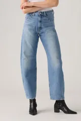 Jeans de denim de corte barrel y tiro alto, en tono azul claro con efecto deslavado.