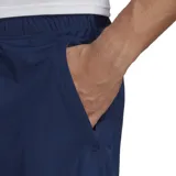 Short deportivo Adidas de color azul marino, con cintura elástica y bolsillos delanteros con cremallera. Presenta un gran logo de Adidas estampado en color blanco en la parte inferior de la pierna izquierda.