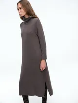 Vestido midi de punto a rayas horizontales en gris y negro, con cuello alto y mangas largas. Diseño de corte recto y ajuste cómodo.