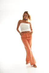 Pantalón de jean naranja de corte acampanado.