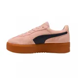 Championes Puma modelo Palermo Elevata, de color negro con detalles en blanco y suela de plataforma color caramelo. Confeccionados en gamuza con el logo de la marca en dorado.