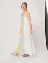Vestido largo de lino color blanco, gris y amarillo, con breteles anchos, escote recto, elástico en la espalda y tajos laterales.