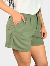 Short verde oliva de lino con bolsillos laterales y traseros.
