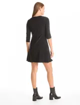 Vestido corto de seda fría, color negro, con escote redondo, mangas tres cuartos y bolsillos laterales.