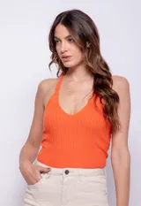 Top blanco de tejido de punto acanalado, sin mangas y con escote en V.