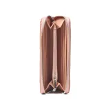Billetera rectangular de diseño acolchado con costuras en forma de rombos, color nude. Presenta un aplique central con el logo metálico de la marca y cierre perimetral.