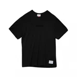 Remera de algodón color negro, de corte clásico y manga corta. Presenta el logo de la marca bordado en el centro del pecho y una etiqueta rectangular en el ruedo inferior.