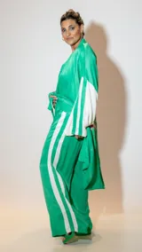 Pantalón verde de estilo sporty con dos rayas blancas verticales en los laterales.