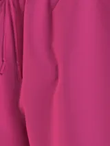 Short de baño rosa con cintura elástica ajustable con cordón. Estampado vertical con el logo de Tommy Hilfiger en la pierna derecha.
