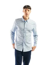 Camisa de manga larga color azul marino, confeccionada en algodón, con cuello abotonado (button-down) y un pequeño logo bordado en el pecho.