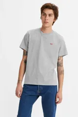 Remera gris de manga corta con logo de la marca en el pecho.