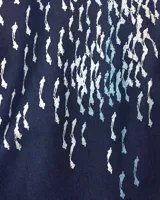 Capa de gabardina de lana estampada con diseño exclusivo "humanprint" en color metal azulado, con corte asimétrico.