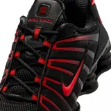 Championes Nike Shox TL con diseño icónico y amortiguación mecánica en color negro con detalles en rojo. Cuenta con capellada de malla transpirable, estructura de TPU y suela de goma.
