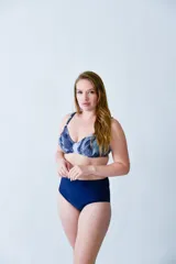Conjunto de bikini compuesto por un top con aro y diseño estampado en tonos azules, y una bombacha de tiro alto en color azul liso. Confeccionado en lycra, ofrece soporte para el busto y un calce cómodo.