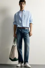 Camisa regular fit celeste confeccionada en mezcla de lino y algodón, con cuello abotonado, manga larga, bolsillo frontal en el pecho y cierre de botonadura.