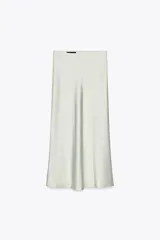 Falda midi color blanco hueso, de satén, corte al bies y cintura elástica.