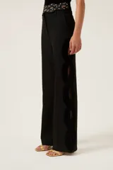 Pantalón negro de vestir de corte recto con cintura media y detalle de trenza de terciopelo calada en los laterales.