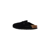 Zuecos estilo mule Birkenstock Boston de color negro, confeccionados en gamuza con suela de corcho y hebilla lateral ajustable.