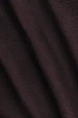 Top sin mangas de punto fino suave, color marrón oscuro, con cuello alto drapeado y detalle decorativo efecto pañuelo.