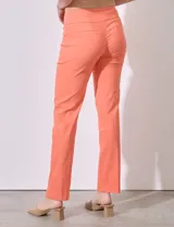 Pantalón de vestir color beige, marca Zac & Rachel, confeccionado en gabardina elastizada. Presenta pretina ancha con faja interna modeladora, largo de pierna con costura frontal pespunteada y bolsillos ojal simulados en la parte trasera.