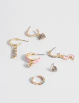 Set de seis aros dorados con diferentes diseños: dos aros tipo argolla con dije colgante de strass, dos aros tipo argolla con dije colgante de corazón y letra 'S' esmaltados en rosa, un aro tipo argolla con strass y un aro solitario con strass.