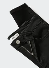 Jeans de corte skinny y tiro alto, confeccionados en tejido de algodón elástico. Presentan diseño clásico de cinco bolsillos, trabillas para cinturón y cierre frontal con cremallera y botón.