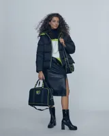 Sweater de tejido fino con cuello alto, diseño de bloques de color en azul marino, blanco y fucsia. Presenta el nombre de la marca estampado en la manga en color fucsia.