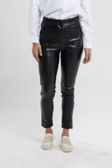 Pantalón negro de eco-cuero, de corte ajustado.