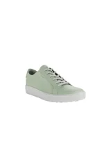 Zapatillas urbanas Ecco Soft 60 color verde claro, de cuero texturizado con curtido orgánico, cordones textiles, forro parcial de cuero y suela blanca de goma.