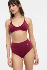 Soutien triangular color beige, sin aro y sin relleno, de microfibra seamless.