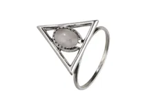 Anillo de plata 925 con diseño geométrico triangular y piedra ovalada de cuarzo rosa en el centro.