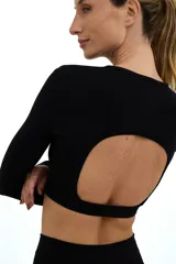 Top deportivo negro de manga larga, escote redondo y espalda descubierta.