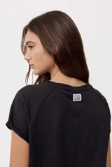 Remera de manga corta color gris topo, con cuello redondo y calce relajado.