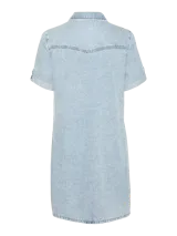 Vestido corto de denim en tono celeste claro, con cuello camisero, cierre frontal con botones metálicos, bolsillos con solapa en el pecho y mangas cortas con vuelta.
