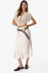 Falda larga color beige con corte evasé y pretina elástica.