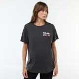 Camiseta de lactancia color negro, con cuello redondo y mangas cortas. Presenta un estampado frontal con el texto 'Mom Club' y un corazón rojo, además de cierres laterales ocultos para facilitar la lactancia.