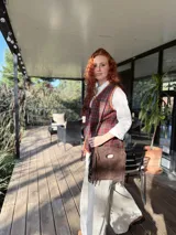 Chaleco de paño fino con estampado escocés en tonos rojo, verde y marrón.