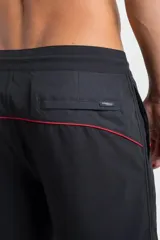 Short de baño O'Neill Scallop Cruzer color negro, con detalles de vivos rojos en la parte frontal y cordón ajustable en la cintura.
