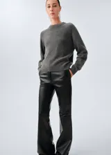 Pantalón de tiro medio confeccionado en 100% piel de ovino, con diseño largo de estilo flare y forro interior.