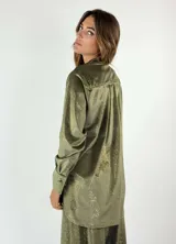 Camisa amplia de terciopelo color gris plomo, con cuello mao y cierre frontal con botones.