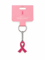 Llavero metálico con dije en forma de lazo esmaltado en color fucsia, acompañado de argolla y cadena de eslabones plateados.