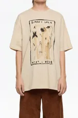 Camiseta de algodón orgánico color negro con efecto gastado, corte oversize y manga corta ancha. Presenta un estampado artístico enmarcado con el texto "BIMBA Y LOLA" en la parte superior e inferior.