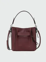 Cartera de mano Longchamp modelo 3D Crossbody S, confeccionada en cuero de alta calidad color bordó. Presenta un diseño estructurado con solapa frontal, detalles de costuras visibles y herrajes metálicos. Incluye asa superior y correa ajustable para llevar al hombro o cruzada.